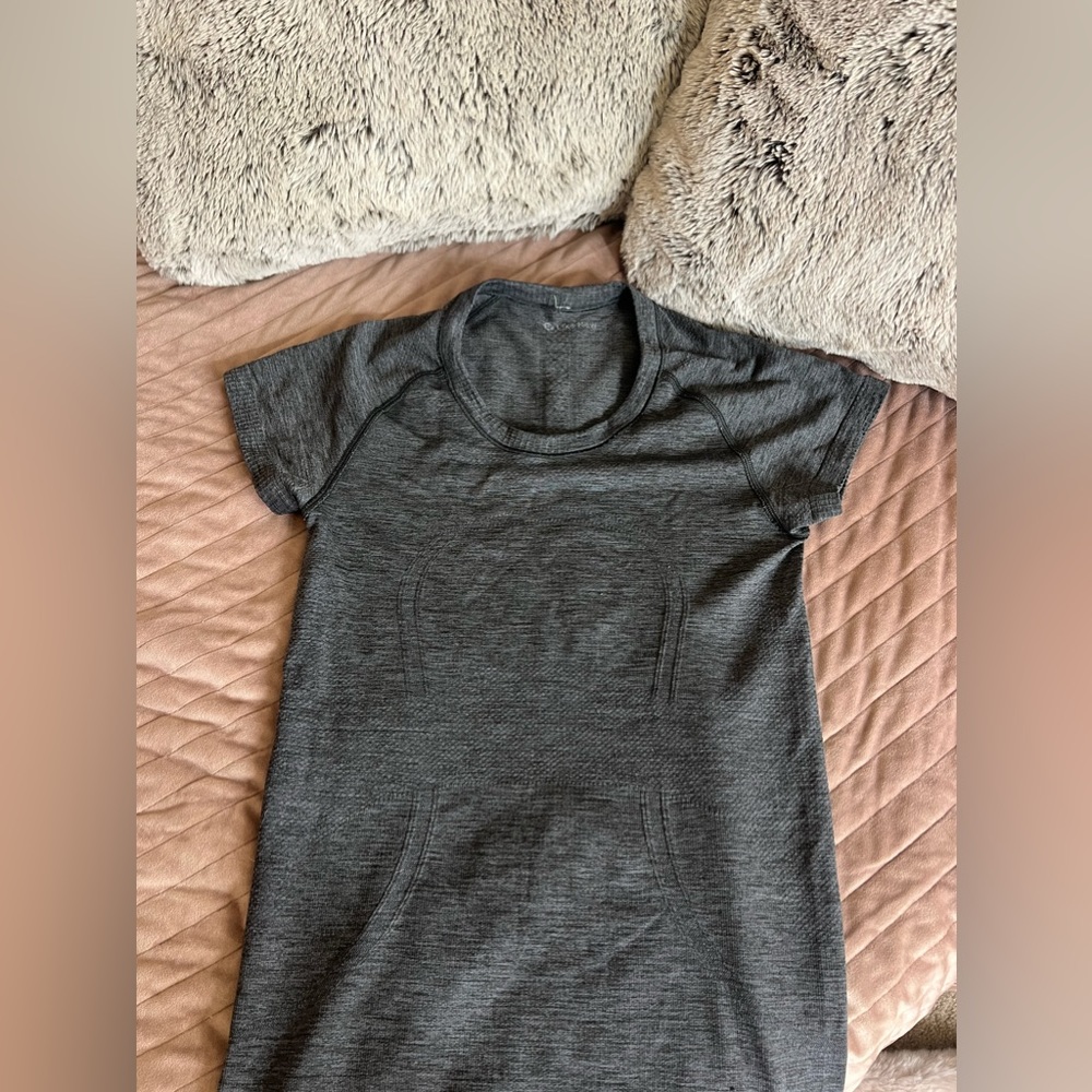 Lululemon grey tee